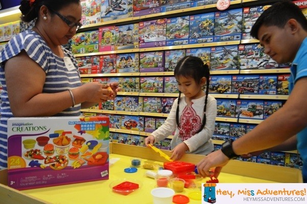 Last Minute Gift Shopping at Toys R Us Robinsons Galleria | Hey, Miss Adventures!